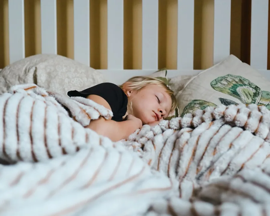 Bé ngủ ngon trong chăn êm — cảm giác mà pyjama níu níu mang lại
